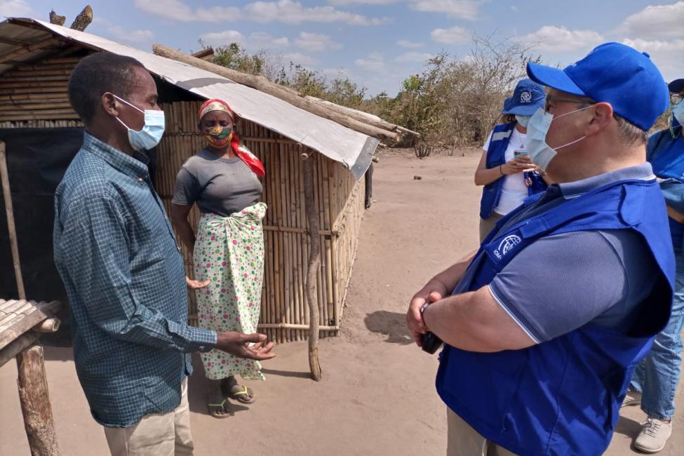 IOM Director General Antonio Vitorino speaks with Internally Displaced Persons while visiting a resettlement site in Cabo Delgado to oversee the humanitarian assistance. Photo: IOM