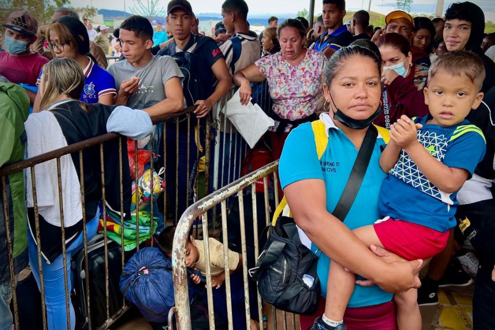 Venezuelan migrants and refugees lining up in Pacaraima, Brazil. Photo: IOM/Gema Cortes.