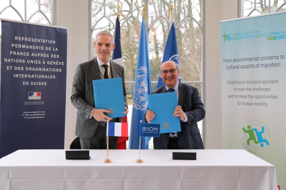IOM Director General, António Vitorino and Ambassador Jérôme Bonnafont, Permanent Representative of France to the United Nations in Geneva (on behalf of the GFMD Chair, 2022-2023) sign an agreement to establish the new GFMD secretariat. Photo:  Office of the Permanent Representative of France to the United Nations in Geneva.