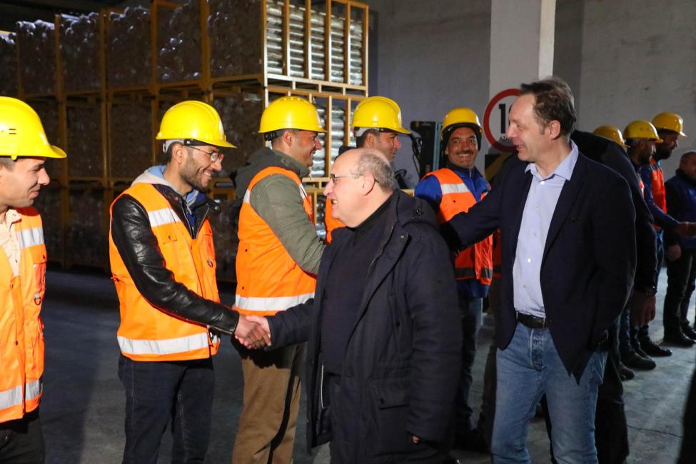 IOM’s Director General Antonio Vitorino and Regional Director for South-Eastern Europe, Eastern Europe and Central Asia Manfred Profazi, IOM Türkiye’s team at the warehouse, Gaziantep. Photo: Ever Mohammed/IOM 2023 