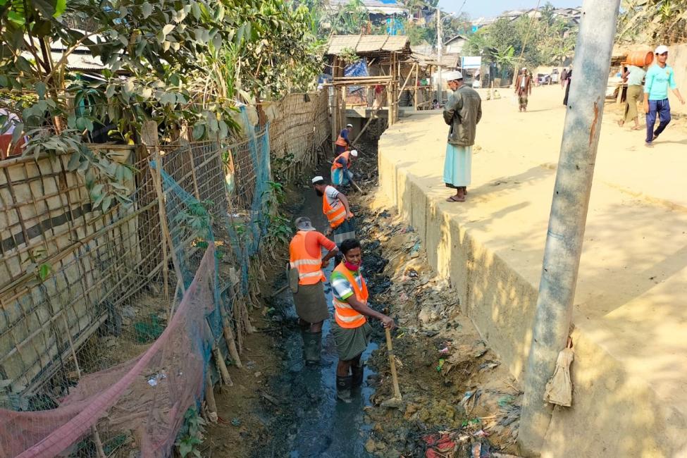 Rohingya volunteers assist in drain works in the camps in Cox’s Bazar to prevent landslides normally anticipated expected when heavy rain falls on the camps. Photo: IOM. 