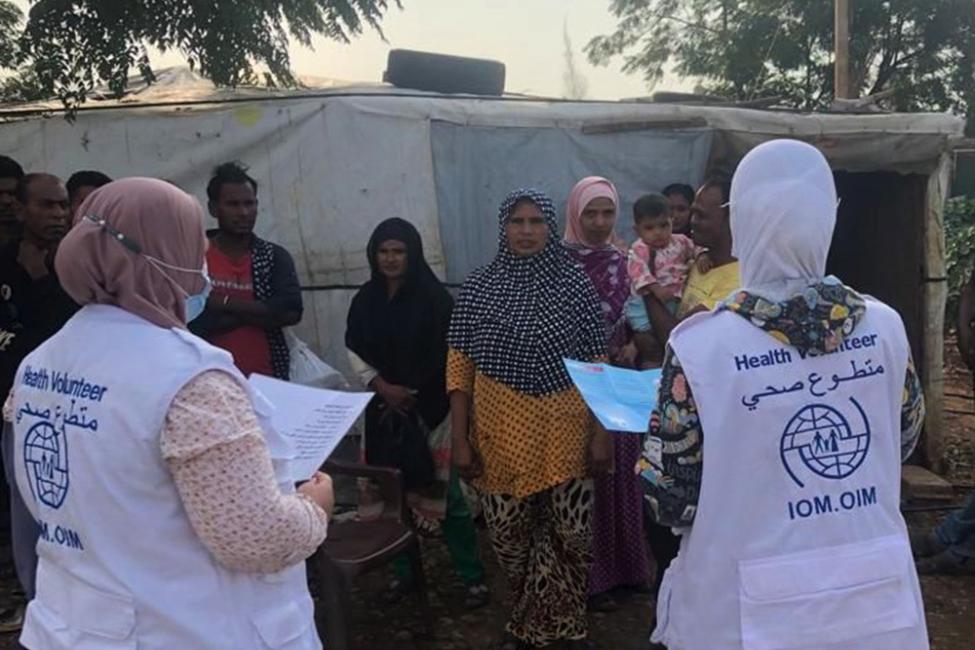 IOM health volunteers conduct an awareness session on cholera to Bangladeshi migrants residing in an informal camp in Akkar, Lebanon. Photo:IOM