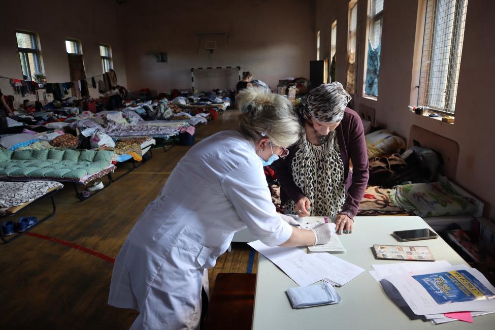 IOM medical team assisting displaced persons in a collective centre in Yavoriv, Lviv Region. Photo: IOM/Alisa Kyrpychova