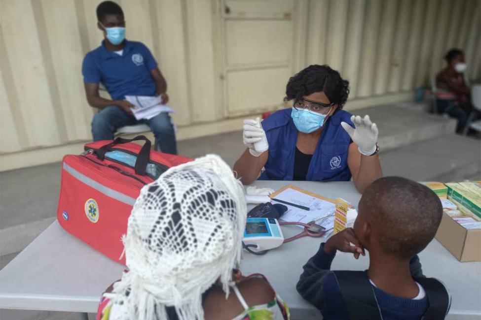Migrants returning to Haiti immediately receive meals, juice and water, hygiene kits and pocket money, and are screened for medical and psychosocial support. Photo: IOM. 