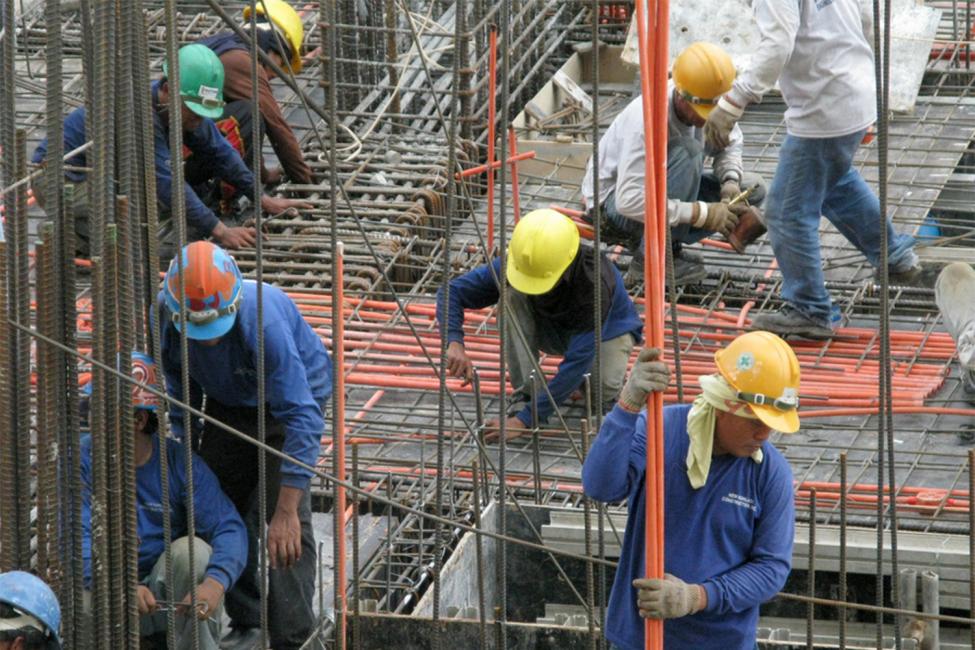 Migrant workers are overrepresented in hazardous jobs in industries such as construction compared to non-migrants and are more likely to have jobs in the informal economy, where risks are even greater. Photo: IOM 