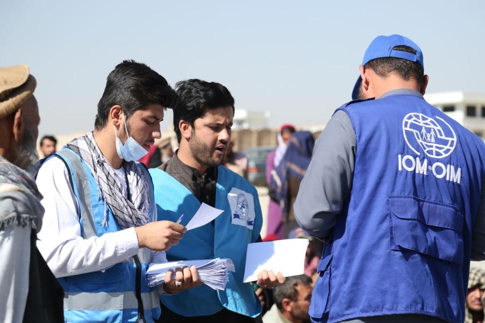IOM staff and partners conducting a distribution of core relief items and assessing the humanitarian needs of displaced families in Kabul. Photo: 2021 © IOM / Safa Msehli 