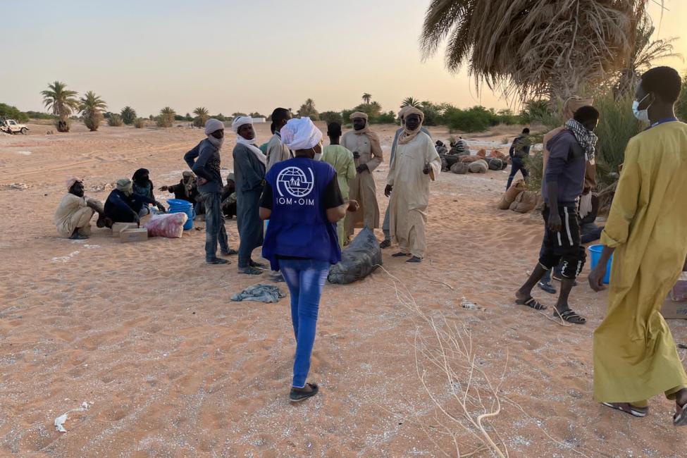 IOM staff provide food and non-food assistance to mine workers affected by the clashes in Northern Chad. Photo: IOM 2022