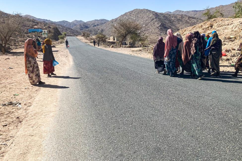 Women migrants walk along a highway in Yemen en route to the border with the Kingdom of Saudi Arabia. Photo: Rami Ibrahim/IOM 2022 