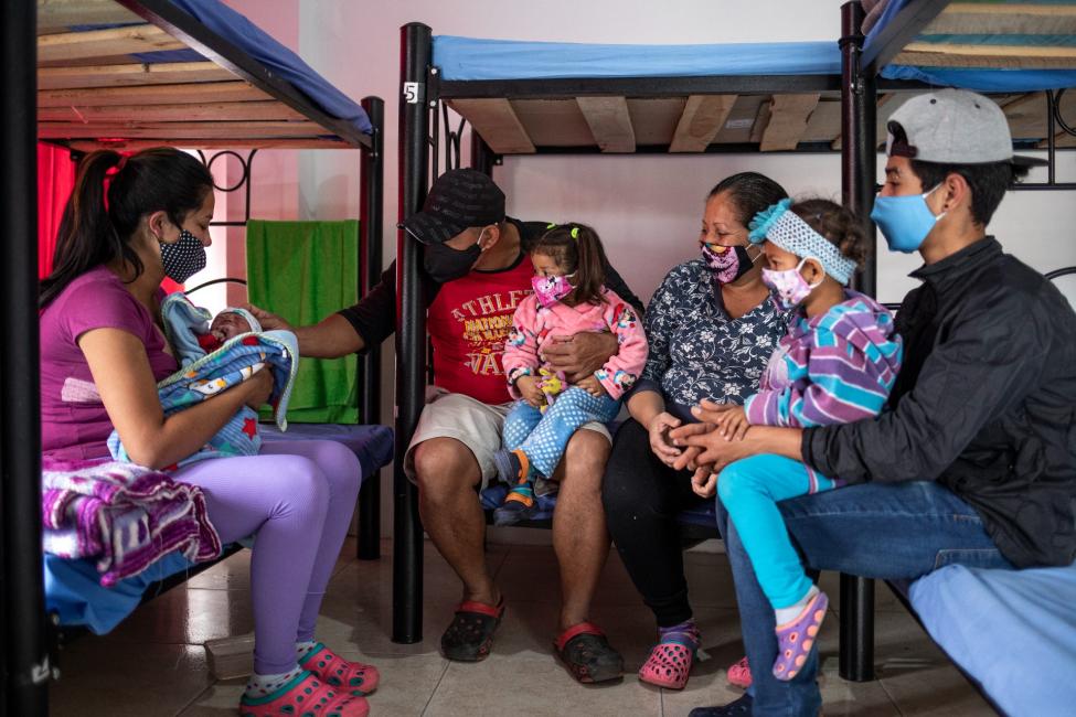 A family of migrants from Venezuela on their way to the Colombian capital Bogota rest in a temporary shelter in Soache, Cundinamarca. Photo: IOM/Hanz Rippe