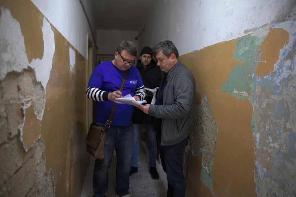 IOM staff conduct an assessment of collective centers in need of refurbishment in Uzhhorod, Ukraine, as part of a project to provide temporary housing to tens of thousands of internally displaced persons. Photo Gema Cortes / IOM