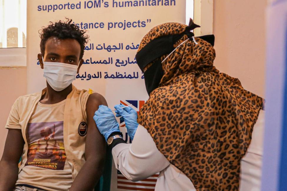 Anwer, an Ethiopian migrant in Yemen, receives his COVID-19 vaccine at the IOM Migrant Response Point in Aden. Photo: Majed Mohammed/IOM 