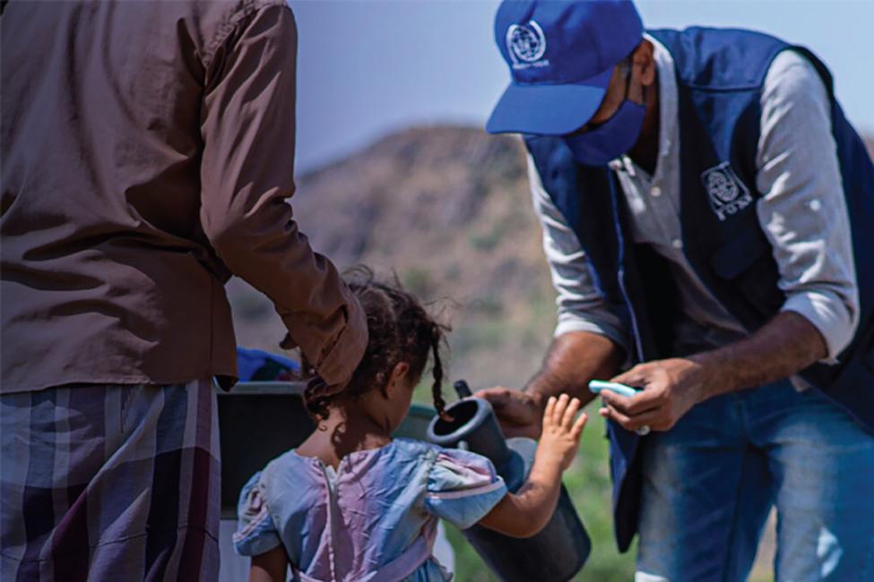 An IOM staff member distributes hygiene materials to a displaced family on Yemen’s west coast. Photo: IOM 2021/ Rami Ibrahim