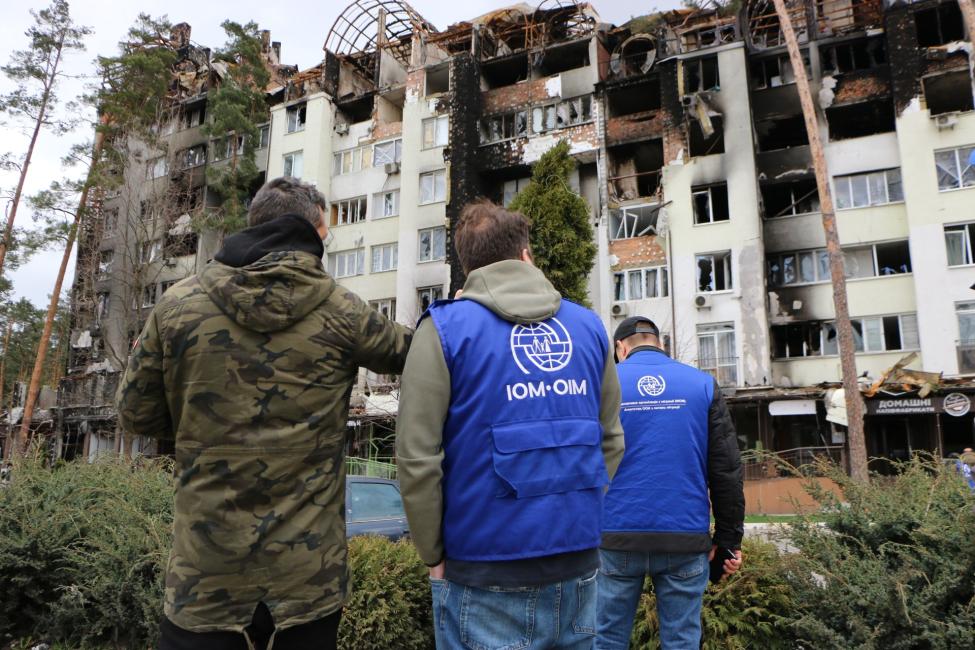 IOM staff conducting a monitoring visit to Irpin and Hostomel to understand the needs of those affected by the war. Photo IOM/Viktoriia Zhabokrytska