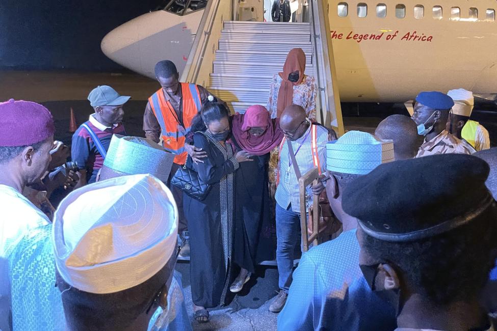 Chadian authorities and IOM staff assisting evacuees from Sudan. Photo: IOM 2023