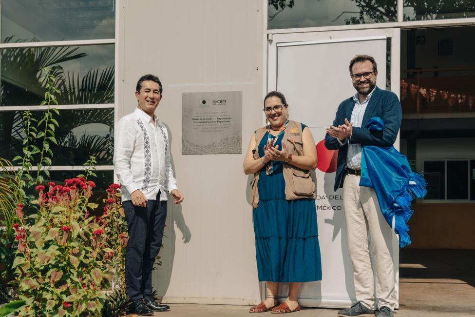 The Japanese Ambassador to Mexico, Noriteru Fukushima, and the Deputy Chief of Mission of IOM Mexico at Tapachula, Jeremy Mac Gillivray, unveiled a plaque commemorating the improvement to the shelters. Photo: Alejandro Cartagena / IOM